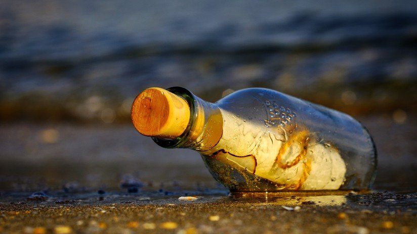 Mujer que lanzó una botella con una nota al mar, se reúne con su mensaje 17 años después