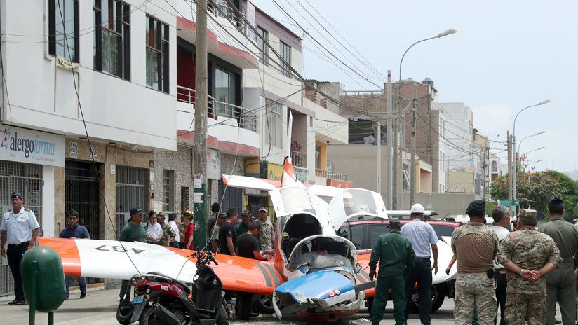 VIDEO: Una avioneta militar se estrella en una calle de Lima y deja dos heridos