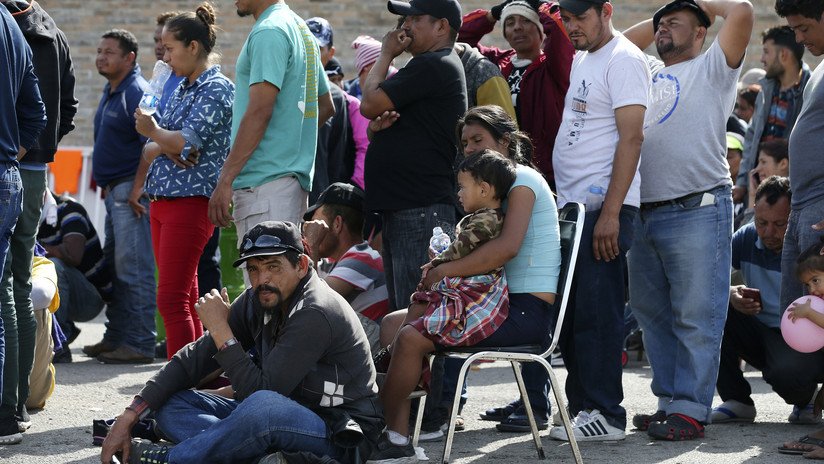 Una nueva caravana de migrantes acampa cerca de una sección relativamente abierta de la frontera de EE.UU.