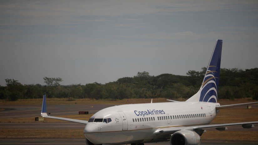 VIDEO: Pasajeros filman el aterrador momento en que se incendia el motor de su avión