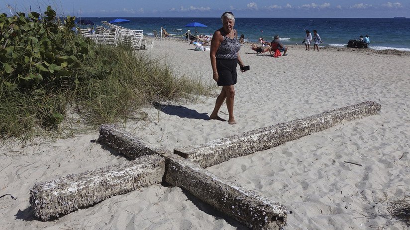 FOTOS, VIDEO: Una cruz de madera de 6 metros aparece flotando frente una la playa de EE.UU.
