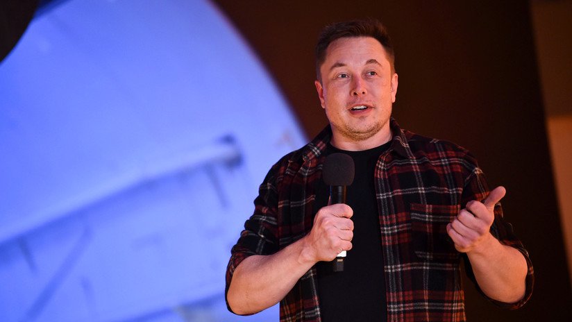 Elon Musk contesta en ruso a un tuit sobre la rara modificación de un coche soviético