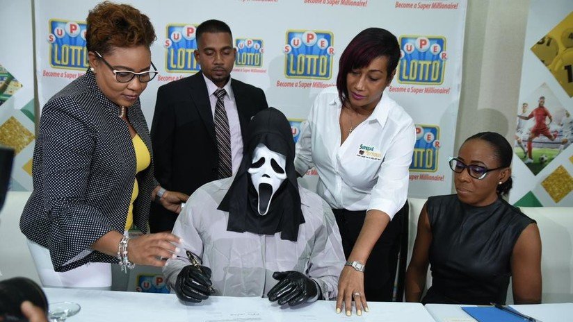 Un ganador de la lotería recoge su premio millonario con una máscara de 'Scream'