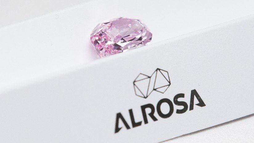 FOTO: Presentan el diamante de color rosa más grande de la historia de Rusia