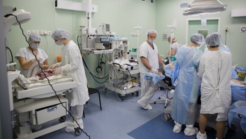 VIDEO: Médicos rusos realizan una operación única que permite a una mujer con tumor cervical maligno dar a luz y salvar su vida
