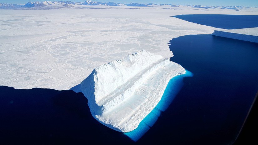 Veranos calurosos provocan que barreras de hielo en la Antártida "se doblen" bajo el peso masivo del agua derretida