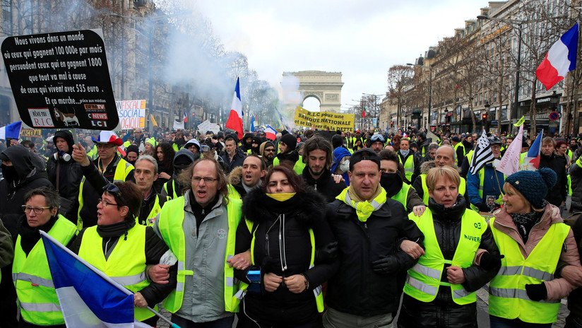 VIDEO: Los 'chalecos amarillos' salen a las calles de París cuando se cumplen tres meses de protestas