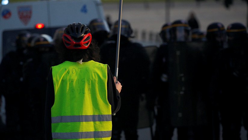 VIDEO: Cuatro heridos tras embestir un coche una multitud de 'chalecos amarillos' en Francia