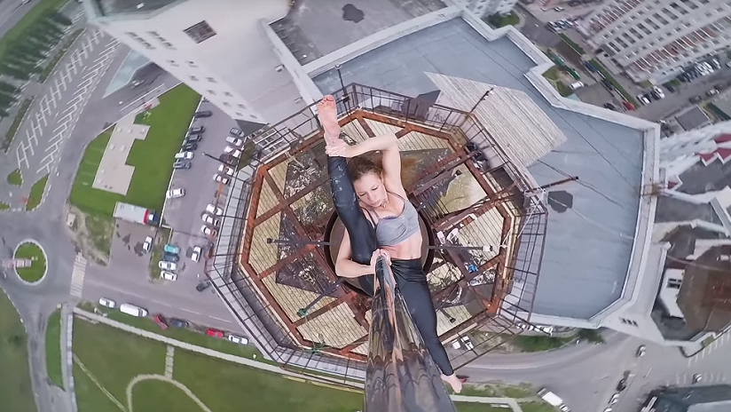 VIDEO: Bailarina rusa de 'pole dance' realiza 'performance' en la cima de un edificio de 16 pisos