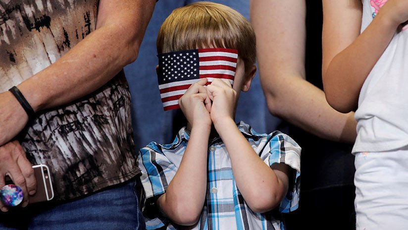 Detienen a un estudiante de once años después de negarse a honrar la bandera en EE.UU.