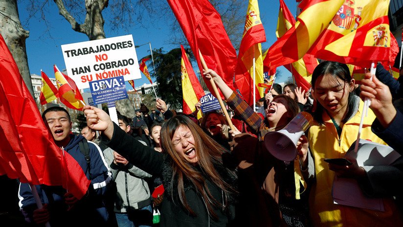 El misterioso bloqueo de miles de cuentas bancarias de chinos en España