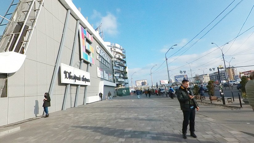 Graban una gran esvástica en la escalera de un centro comercial en Ucrania