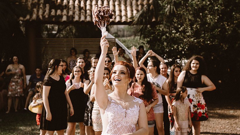 VIDEO: Dos invitadas a una boda se enzarzan en una aparatosa pelea por el ramo de la novia 