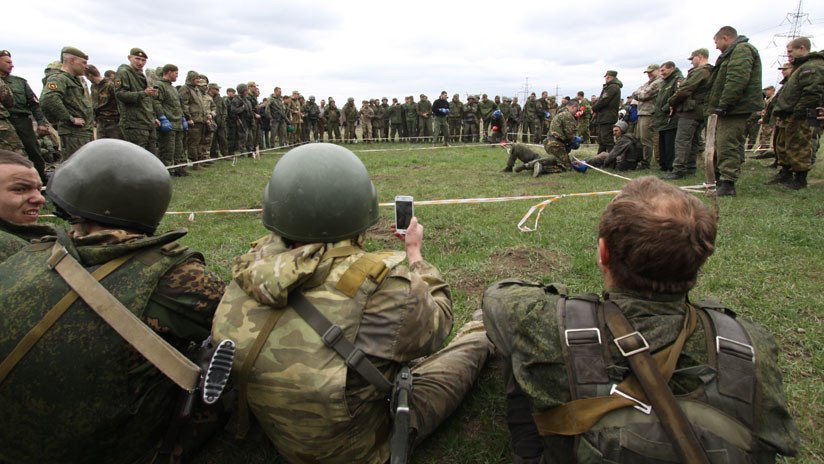 Rusia prohíbe a sus militares en servicio usar teléfonos inteligentes 