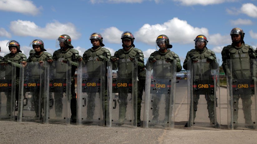 Venezuela ordena el despliegue militar en la frontera con Colombia tras cerrarla