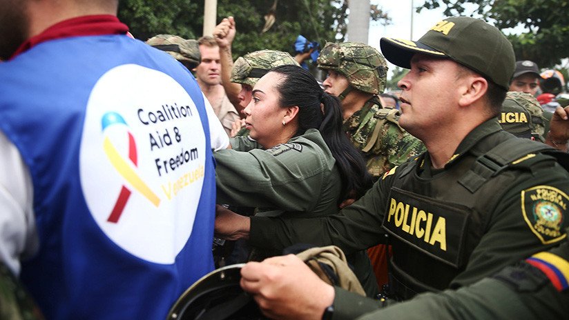 La Policía de Venezuela usa gases lacrimógenos contra manifestantes que intentan entrar por la fuerza desde Colombia