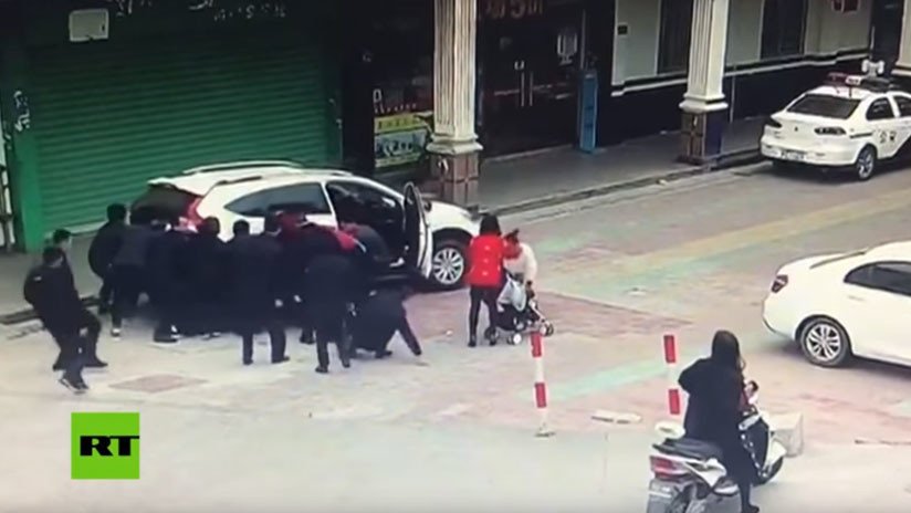 VIDEO: Peatones levantan un auto para salvar a una niña de dos años que fue atropellada