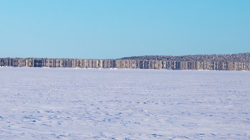 ¿Una isla que aparece de la nada o un espejismo? Patrulla fronteriza capta raro fenómeno sobre un lago congelado (FOTO)