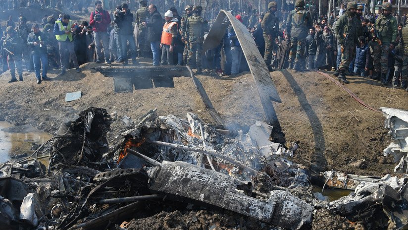 VIDEO, FOTOS: Un helicóptero de la Fuerza Aérea India se estrella en Cachemira y deja tres muertos 