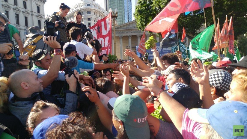Trabajadores de la tierra en Argentina organizan un 'verdurazo' frente a la Casa de Gobierno