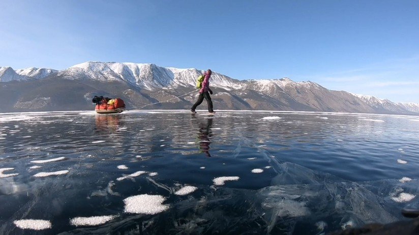 VIDEO: Una aventurera sueca recorre 700 kilómetros sobre el lago Baikal en quince días