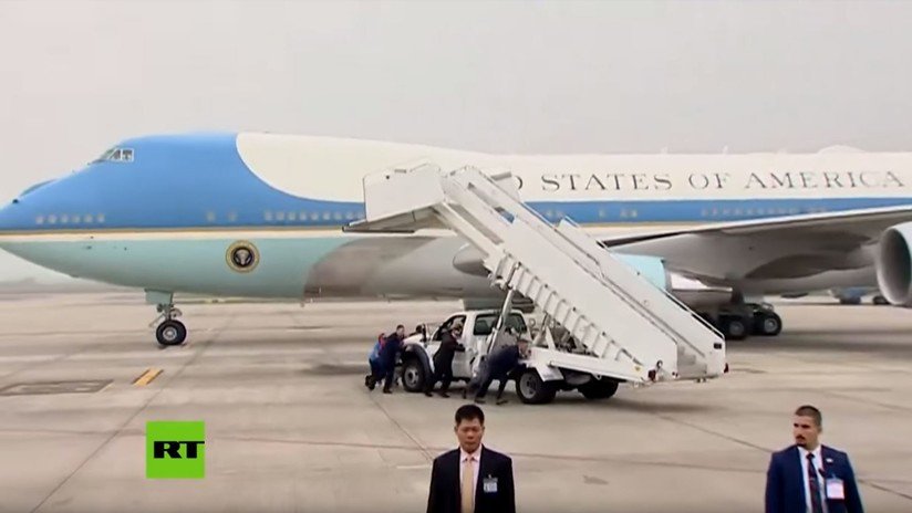 VIDEO: El despegue del avión presidencial de Trump tras su cumbre con Kim se retrasa debido a una avería en la escalerilla