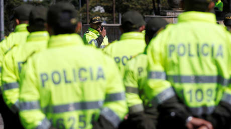 VIDEO: Policías colombianos lloran tras no salvar a una mujer que se arrojó de un puente con su hijo