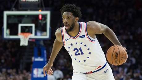 VIDEO: Jugador de la NBA 'peina' con la zapatilla a una actriz nominada al Óscar con un salto a las gradas