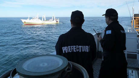 Un barco chino impacta contra un pesquero español y se hunde en la costa argentina