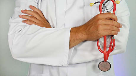 Un médico mexicano niega atención a una paciente en estado crítico porque estaba cenando