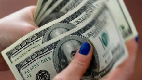 El dólar vuelve a subir en Argentina y el Riesgo País supera los 700 puntos básicos
