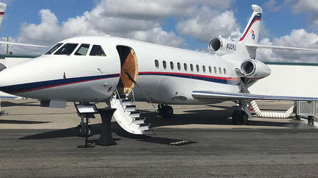 VIDEO: Un avión sobrecargado con dinero en bolsas no puede despegar y colapsa en la pista