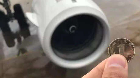 Demandan a un pasajero chino que lanzó monedas al motor de un avión para "tener un vuelo seguro"