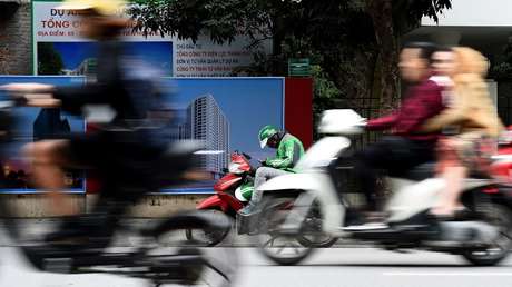 VIDEO: Madre salva a su niño de ser arrollado por un camión tras caer ambos de una moto