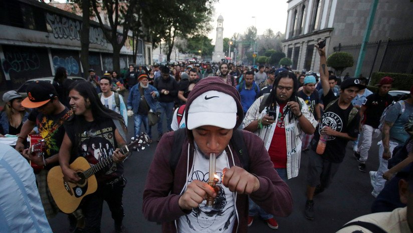 Una colorida protesta calienta el debate para legalizar el consumo de marihuana en México