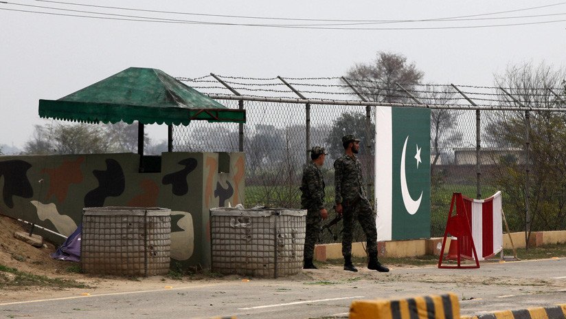 Pakistán lleva al piloto capturado a la frontera con la India para devolverlo en un "gesto de paz" y rebajar la tensión