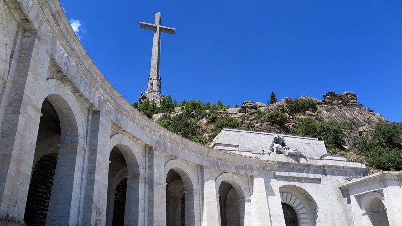 El Gobierno español suspende la subvención a la orden religiosa que se niega a facilitar la exhumación de Franco