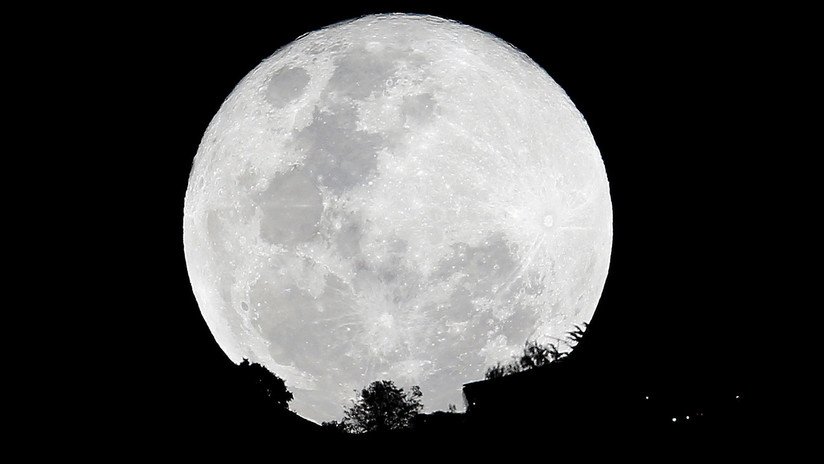 FOTO: Crean un inverosímil 'mapa lunar' a color combinando 150.000 fotos de la superluna de nieve