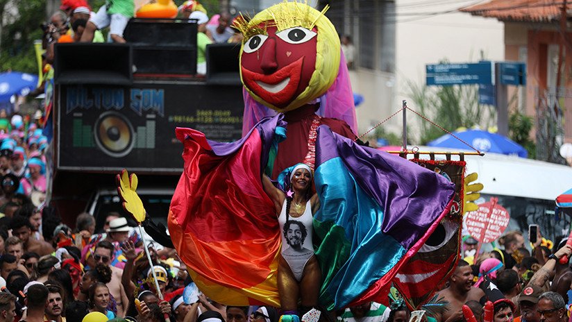 La crítica política llega con ritmo de samba al carnaval de Río de Janeiro