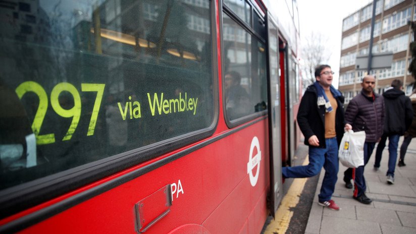 Un limpiador encuentra 400.000 dólares en un bus en Londres y los entrega a la Policía