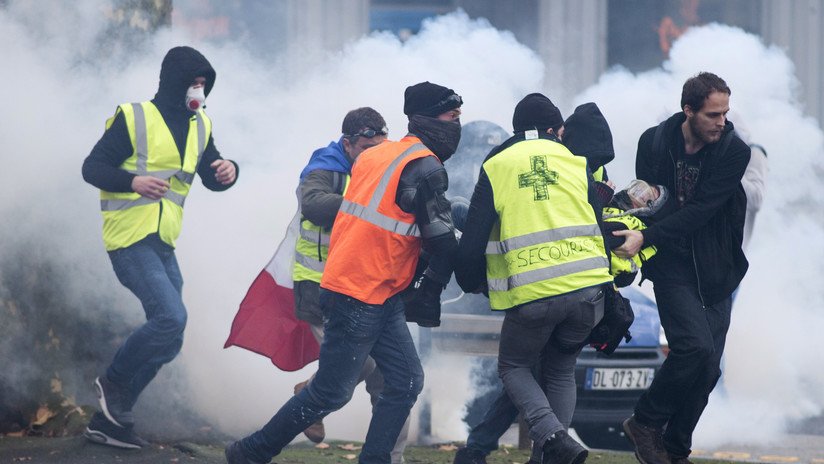 VIDEO: Un hombre resulta herido en la cara durante las protestas de los 'chalecos amarillos' en París