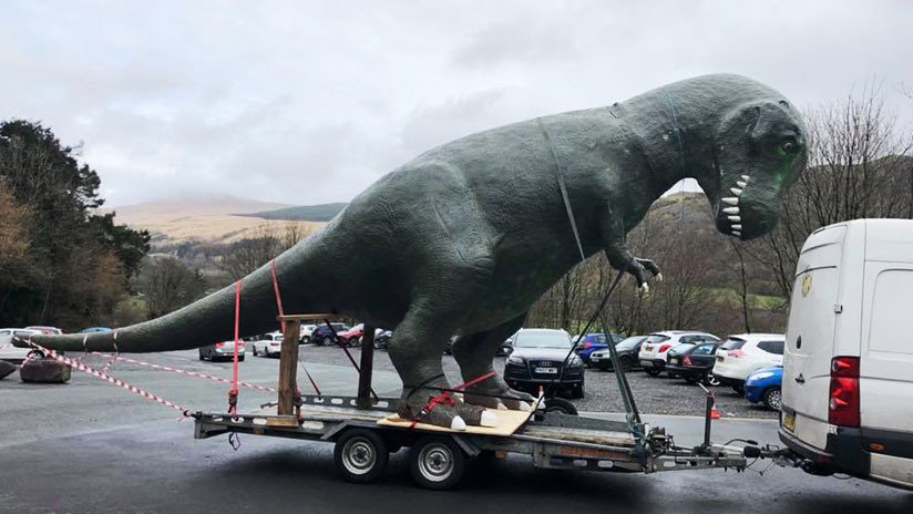 FOTOS: Compra un enorme dinosaurio de plástico y su casa se vuelve una atracción turística