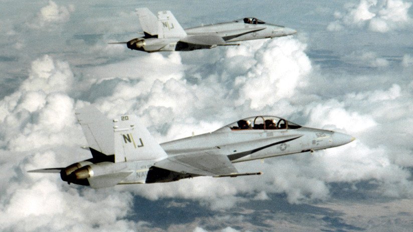 California: Colisionan en pleno vuelo dos cazas F/A-18s  