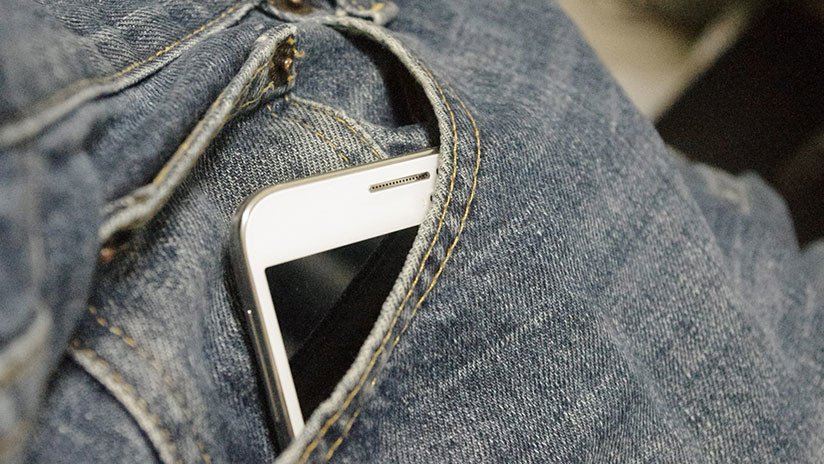 VIDEO: Le explota el teléfono móvil en el bolsillo del pantalón