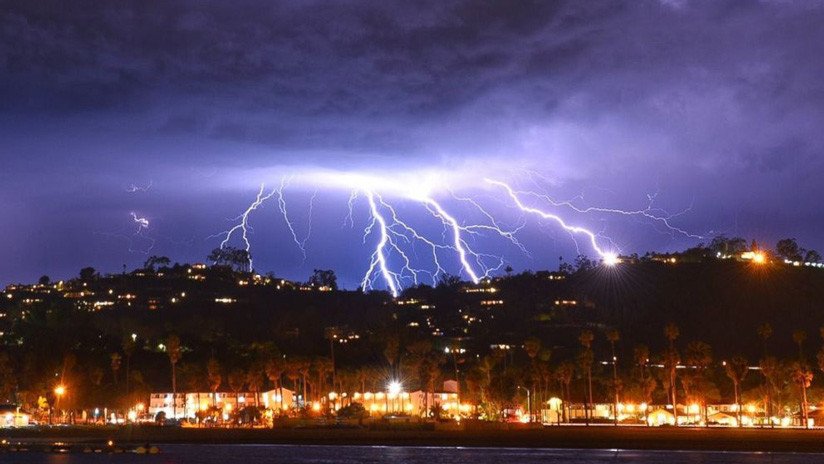 VIDEOS, FOTOS: Una espectacular tormenta con más de 2.000 rayos causa estragos en el sur de EE.UU.