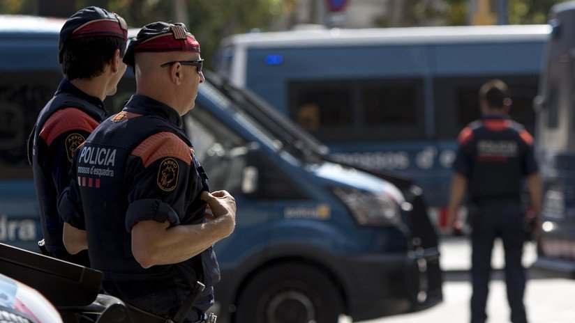 Detenido en Barcelona un hombre que atacó con cuchillos a agentes de la Policía