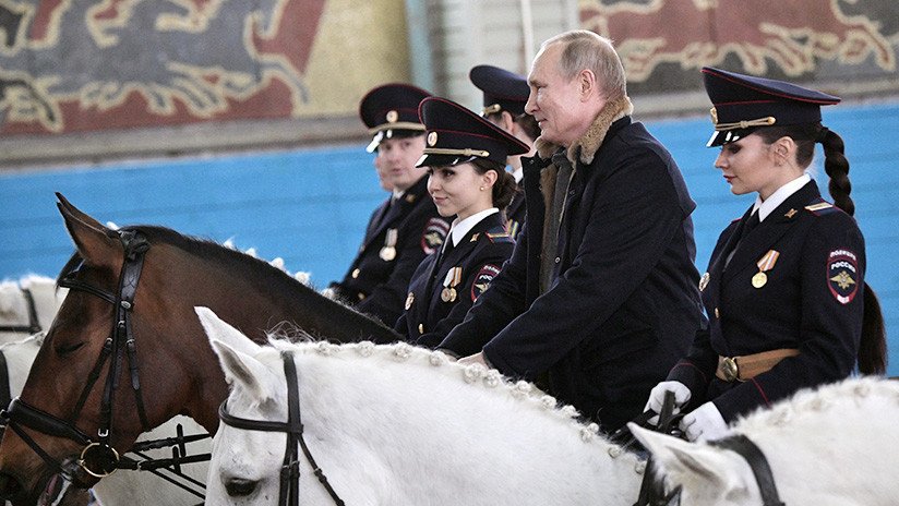 Putin monta a caballo junto con mujeres jinete de la Policía la víspera del Día Internacional de la Mujer