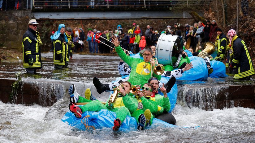 Carrera corriente abajo: El carnavalesco desfile de botes temáticos en Alemania