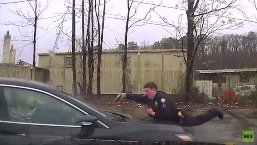 VIDEO: Policía de EE.UU. dispara 15 veces a un hombre que se negó a bajar de vehículo robado