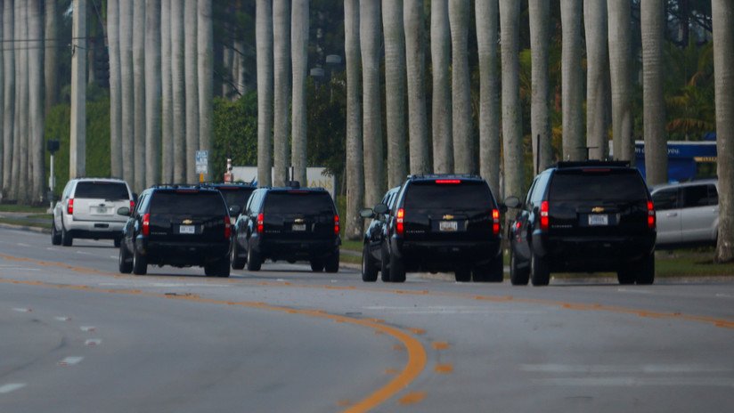 VIDEO: Un auto se estrella contra una barrera y evita un choque frontal con la caravana de Trump 